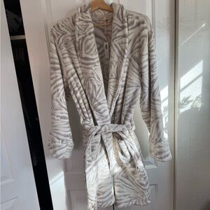 Soma Zebra Print Robe - Gray and White